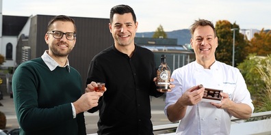 Chocolatier Adrian Studer-Schäfli (rechts) mit den Bermontis-Produzenten Robert Häne (links) und Marek Elias.
