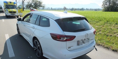 Am Auto ist kaum eine Beschädigung zu sehen, der Rollerfahrer musste mit leichten Verletzungen ins Spital (Bild: kapo.sg.ch)
