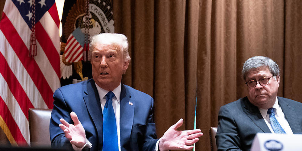 ARCHIV - Donald Trump (l), Präsident der USA, spricht bei einem Treffen mit republikanischen Staatsanwälten im Konferenzraum des Kabinetts im Weißen Haus über Social-Media-Unternehmen. Neben ihm sitzt der Justizminister der USA, William Barr. Foto...