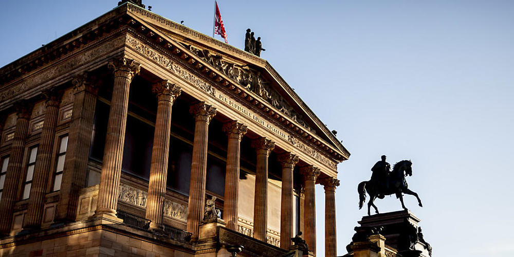 ARCHIV - Die Alte Nationalgalerie ist im Licht der aufgehenden Sonne zu sehen. Foto: Christoph Soeder/dpa