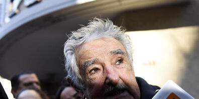 ARCHIV - Jose Mujica, ehemaliger Präsident von Uruguay, spricht mit Journalisten. Foto: Matilde Campodonico/AP/dpa