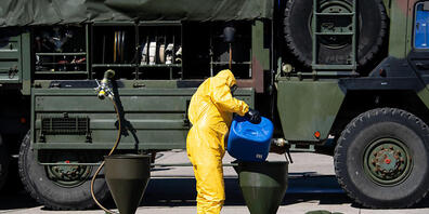 ARCHIV - Ein Soldat des ABC-Abwehrkommandos stellt auf dem Gelände der Universität der Bundeswehr Desinfektionsmittel her. Foto: Sven Hoppe/dpa