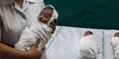 Neugeborene im Albless Hospital in Mumbai. Die Gefahr ist gross, dass eins von ihnen den ersten Monat wegen der Luftverschmutzung nicht überlebt. 116'000 indische Säuglinge sind letztes Jahr deswegen gestorben. (Archivbild)