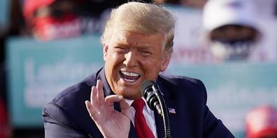 dpatopbilder - Donald Trump, Präsident der USA, spricht bei einer Wahlkampfveranstaltung am internationalen Flughafen Tucson im Bundesstaat Arizona. Foto: Ross D. Franklin/AP/dpa