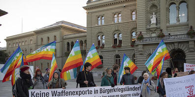 Eine Volksinitiative fordert ein Exportverbot von Waffen in Bürgerkriegsländer. Der Bundesrat möchte vielen Anliegen der Initianten mit einem indirekten Gegenvorschlag entsprechen. (Archivbild)