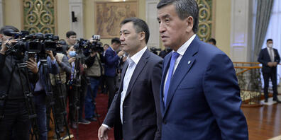 Sooronbai Dscheenbekow (r), zurückgetretener Präsident von Kirgistan, und Sadyr Schaparow, der neue Ministerpräsident von Kirgistan, treffen ein, um an einer offiziellen Zeremonie der Machtübergabe im kirgisischen Parlament teilzunehmen. Foto: Vla...