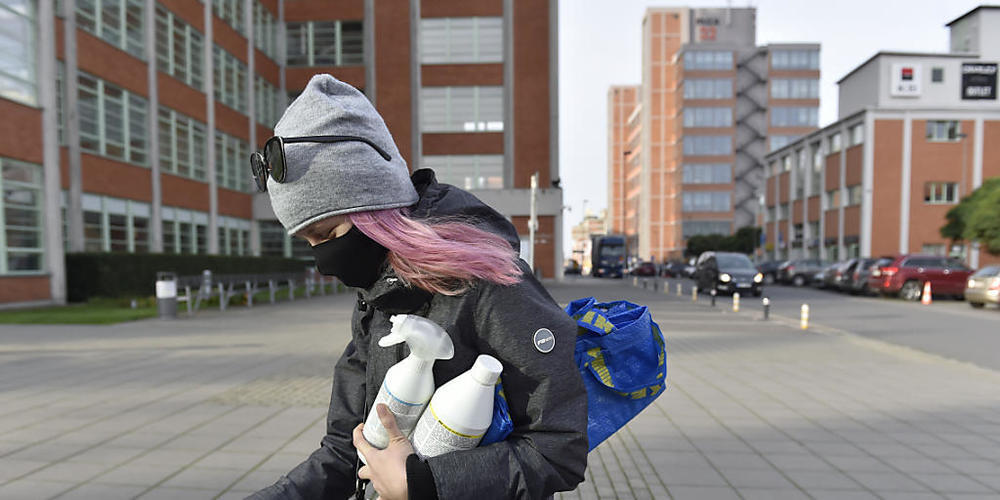 Angesichts sprunghaft steigender Corona-Zahlen greift Tschechien zu drastischen Maßnahmen, die einem landesweiten Lockdown gleichkommen. Foto: Dalibor Glück/CTK/dpa