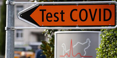 Eine Hinweistafel für Corona-Tests in Martigny.