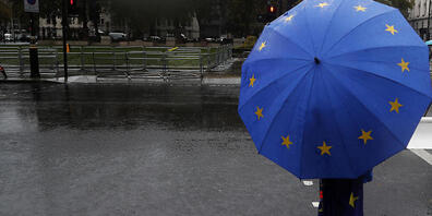 Ein pro-europäischer Demonstrant hält einen Regenschirm in den Farben der Europaflagge und steht vor dem Parlament. EU-Ratschef Michel hat von Großbritannien Klarheit über den anvisierten Handelspakt nach dem Brexit gefordert. Die EU und Großbrita...