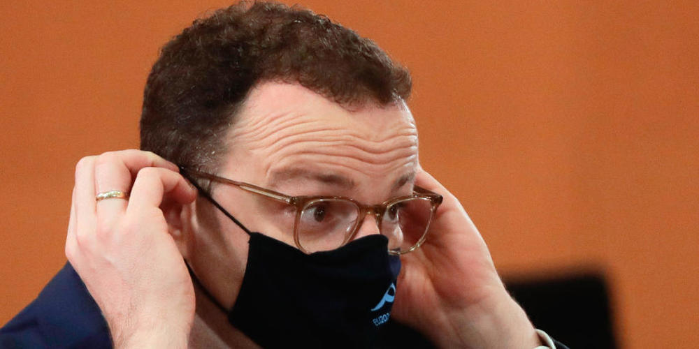 Jens Spahn (CDU), Bundesgesundheitsminister, richtet seinen Mund-Nasen-Schutz während einer Sitzung des Bundeskabinetts im Kanzleramt. Spahn ist positiv auf das Coronavirus getestet worden. Das teilte das Gesundheitsministerium am Mittwoch (21.10....