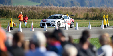 Der Autoslalom auf dem Flugplatz Wangen-Lachen sorgt immer für Spektakel. (Bild: Archiv)