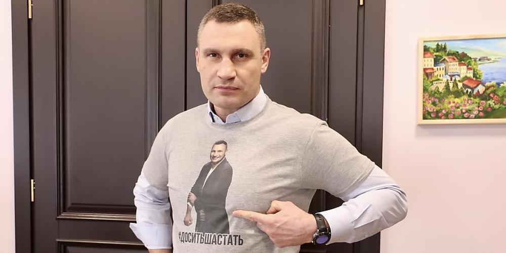 ARCHIV - Vitali Klitschko (48), Ex-Boxweltmeister und Bürgermeister der ukrainischen Hauptstadt, warnt Sportfans eindrücklich vor der Nutzung von Freiluftsportgeräten trotz Coronavirus-Verbot und trägt ein T-Shirt mit der Warnung: «#Es reicht mit ...