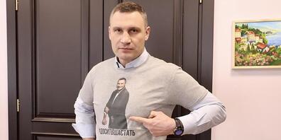 ARCHIV - Vitali Klitschko (48), Ex-Boxweltmeister und Bürgermeister der ukrainischen Hauptstadt, warnt Sportfans eindrücklich vor der Nutzung von Freiluftsportgeräten trotz Coronavirus-Verbot und trägt ein T-Shirt mit der Warnung: «#Es reicht mit ...