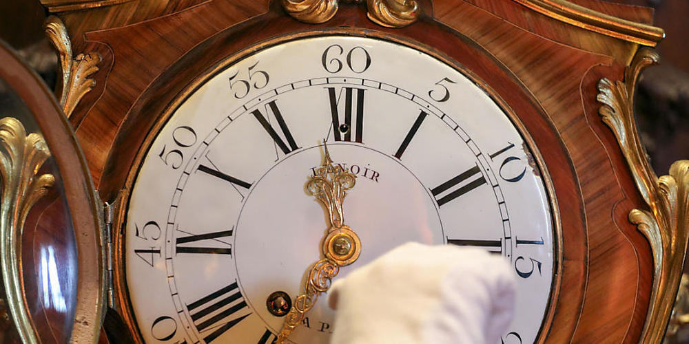 Ein Mitarbeiter kontrolliert eine Uhr im Schloss Waddesdon Manor in Buckinghamshire in Vorbereitung auf die Zeitumstellung am 25. Oktober. An diesem Sonntag werden mit Beginn der Winterzeit die Uhren in Europa wieder um eine Stunde zurückgedreht. ...