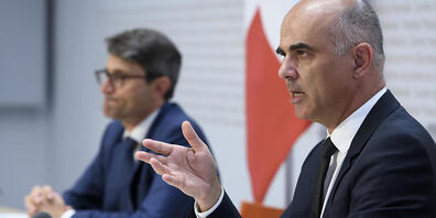 Gesundheitsminister Alain Berset (rechts) und GDK-Präsident Lukas Engelberger evaluieren in den nächsten Tagen schärfere Massnahmen im Kampf gegen das Coronavirus. (Archivbild)