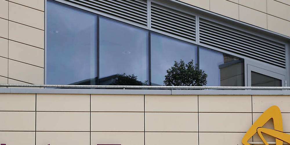 ARCHIV - Das Firmenlogo des Pharmakonzerns AstraZeneca über dem Eingang des Unternehmens. Während der Studie zu einem Corona-Impfstoff des Pharmakonzerns AstraZeneca in Brasilien ist ein Proband gestorben. Foto: Alastair Grant/AP/dpa