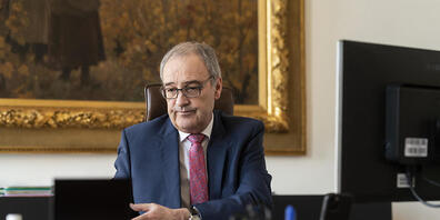 Wirtschaftsminister Guy Parmelin besprach sich am Donnerstag mit Vertreterinnen und Vertretern der Schweizer Wirtschaft. Das Fazit: Ein erneuter Lockdown soll mit allen Mitteln verhindert werden. (Archivbild)