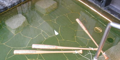 HANDOUT - Die von der Polizei in Toyokawa herausgegebene Aufnahme zeigt drei in einem Becken schwimmende Basballschläger. Foto: Stadt Toyokawa/dpa - ACHTUNG: Nur zur redaktionellen Verwendung im Zusammenhang mit der aktuellen Berichterstattung und...