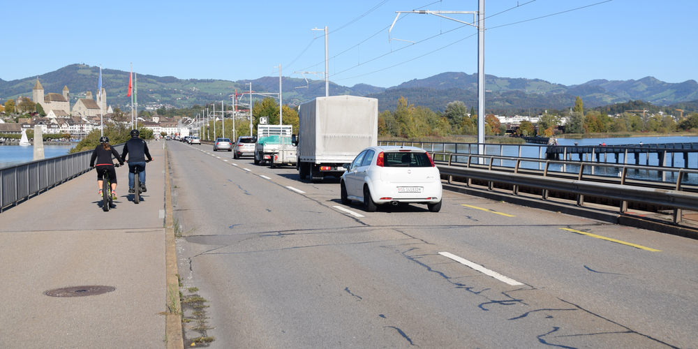 Das seeseitige Geländer auf dem Rad/Fussweg zwischen Hurden und Rapperswil wird aus Sicherheitsgründen erhöht.  (Bild: Andreas Knobel)