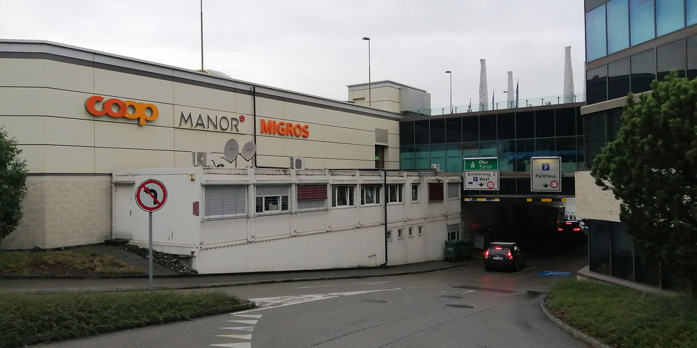 Die Migros Genossenschaft Zürich beantragt in einem Baugesuch, dass dieses Container-Büro-Provisorium beim Seedamm-Center bis maximal Ende 2026 fortgeführt werden darf. (Bild: Patrizia Baumgartner)
