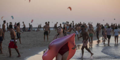ARCHIV - Der Strand darf in Israel im Zuge der Lockerungen wieder besucht werden. Foto: Oded Balilty/AP/dpa