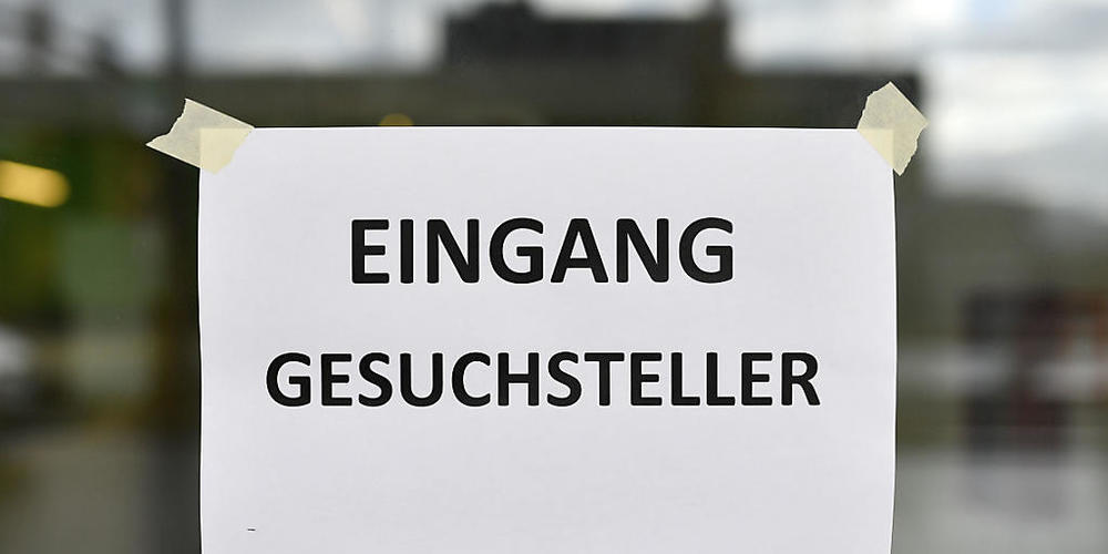 In den ersten drei Quartalen 2020 sind im Vergleich zur Vorjahresperiode über ein Viertel weniger Asylgesuche eingereicht worden. (Themenbild)