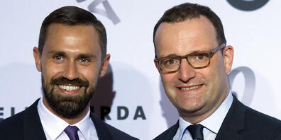 ARCHIV - Jens Spahn (r, CDU), Bundesgesundheitsminister, und sein Ehemann Daniel Funke kommen zu einer Gala ins Hotel Adlon Kempinski. Foto: Soeren Stache/dpa