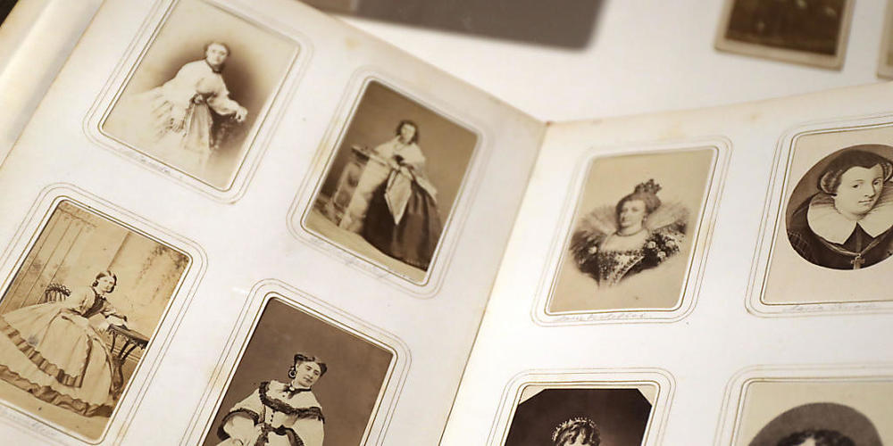 Ein Schönheitsalbum der österreichischen Kaiserin "Sisi" liegt aufgeschlagen in einer Vitrine. Foto: Oliver Berg/dpa - ACHTUNG: Nur zur redaktionellen Verwendung im Zusammenhang mit einer Berichterstattung über die Ausstellung und nur mit vollstän...