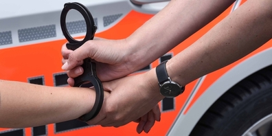 Schon bald klickten die Handschellen (Bild: kapo.sg.ch)