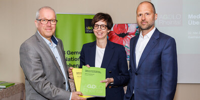 Vereinspräsident Ruedi Mattle mit der St.Galler Regierungspräsidentin Susanne Hartmann und Landesrat Marco Tittler 