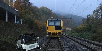 Dieser Kleinwagen rollte bei Baden AG auf das Bahngleis und kollidierte mit einem Güterzug.