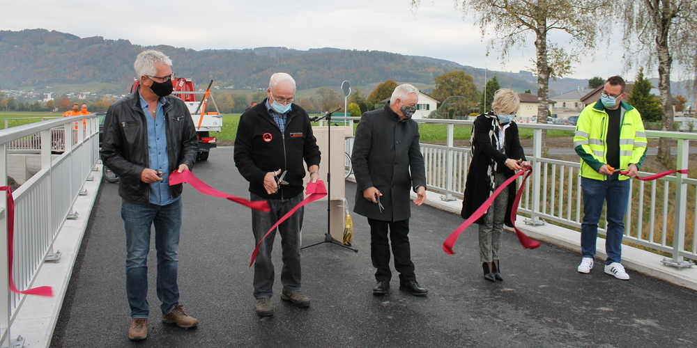 von links nach rechts: Victor Bigger, Niederlassungsleiter Bänziger Partner AG Widnau; Sepp Schmid, Anwohner; Roland Wälter, Gemeindepräsident Diepoldsau; Christa Köppel, Gemeindepräsidentin Widnau, Patrik Thür, Mitglied der Geschäftsleitung Käppeli Bau AG  (Bild: Simon Riklin)