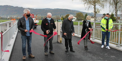 von links nach rechts: Victor Bigger, Niederlassungsleiter Bänziger Partner AG Widnau; Sepp Schmid, Anwohner; Roland Wälter, Gemeindepräsident Diepoldsau; Christa Köppel, Gemeindepräsidentin Widnau, Patrik Thür, Mitglied der Geschäftsleitung Käppeli Bau AG  (Bild: Simon Riklin)