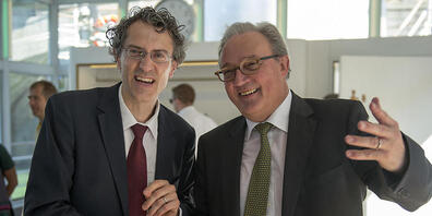 Für den Epidemiologen Marcel Tanner (rechts) gilt derzeit im Gegensatz zu alten Zeiten: Abstand halten und keine Hände schütteln. (Archivbild)