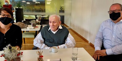 Stadtpräsident Ruedi Mattle und Stadtschreiberin Beatrice Zeller besuchten den Jubilar (Foto: pd)