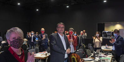 "Hinterlässt eine solide und respektierte Partei", würdigte SP-Bundesrat Alain Berset den scheidenden Parteipräsidenten Christian Levrat (Mitte) in einer Videobotschaft am virtuellen Parteitag in Basel. Eine kleine Standing Ovation gab es mehreren...