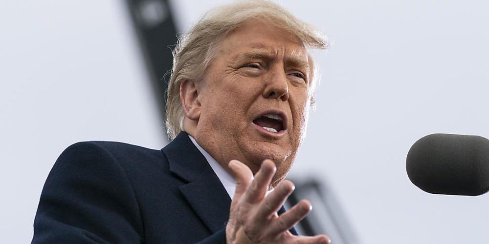 Donald Trump, Präsident der USA, spricht während einer Wahlkampfkundgebung auf dem Flughafen von Muskegon County im US-Bundesstaat Michigan. Foto: Alex Brandon/AP/dpa