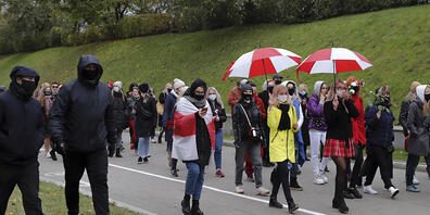 Polizisten in Zivil begeiten belarussische Frauen mit Mund-Nasen-Schutz bei einem Protest der Opposition in Minsk. Foto: Uncredited/AP/dpa