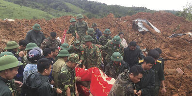Armeeoffiziere bergen in der Provinz Quang Tri eine Leiche. Foto: Tran Le Lam/VNA/AP/dpa
