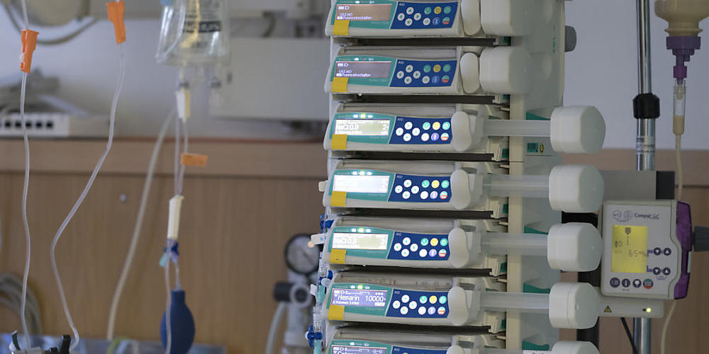 Wenn es wegen Covid-19 eng wird auf den Intensivstationen der Schweizer Spitäler, koordiniert nun die Rega die Verteilung der Patienten in der ganzen Schweiz. (Archivbild)