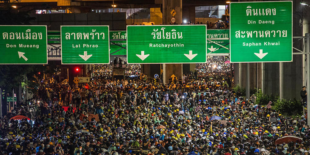 Pro-demokratische Demonstranten gehen in Bangkok auf die Straße. Foto: Geem Drake/SOPA Images via ZUMA Wire/dpa