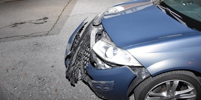 Zweimal fuhr der Fahrer gegen einen Stein, der Sachschaden beträgt mehrere 1000 Franken.