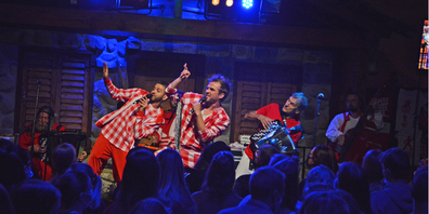 Die Stubete Gäng verwandelte das «The Bandits» in Tuggen in einen Hexenkessel.  (Bilder: Irene Lustenberger) 