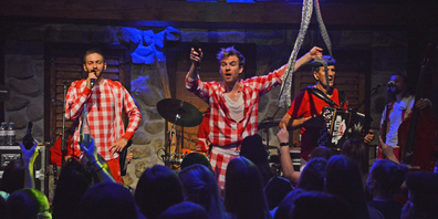 Die Stubete Gäng sorgt am Freitagabend für Stimmung im grossen Festzelt bei der Sproochbrugg in Zuckenriet.