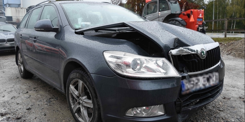 Ja, so schaut das Auto aus, wenn man es angeschickert gegen einen Kandelaber fährt (Bild: kapo.sg.ch)