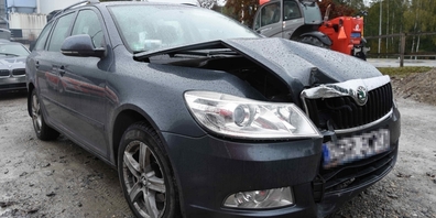 Ja, so schaut das Auto aus, wenn man es angeschickert gegen einen Kandelaber fährt (Bild: kapo.sg.ch)