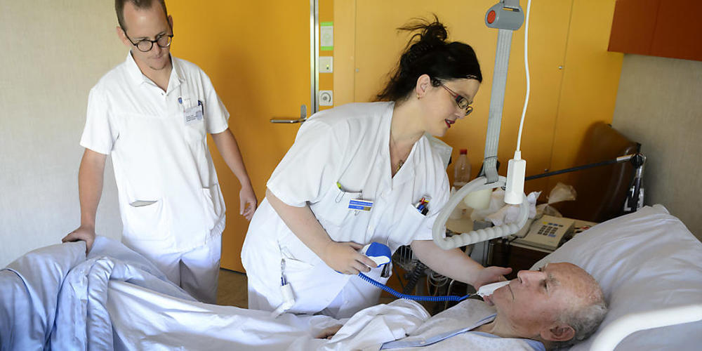 Die Walliser Spitäler befinden sich in einer "kritischen Situation". Die Einweisungen von Covid-19-Patienten nahmen in den letzten Tagen stark zu. (Archivbild)
