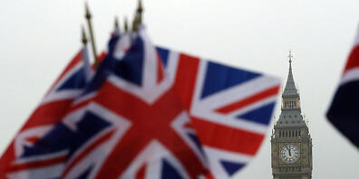 ARCHIV - Britische Flaggen wehen in der Nähe des berühmten Uhrturms von Big Ben. Foto: Matt Dunham/AP/dpa