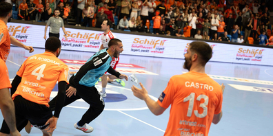 Torhüter Kristian Pilipovic, der in den Schlussminuten gleich zweimal spektakulär rettete, rannte anschliessend im puren Freudentaumel durch die ganze Arena.