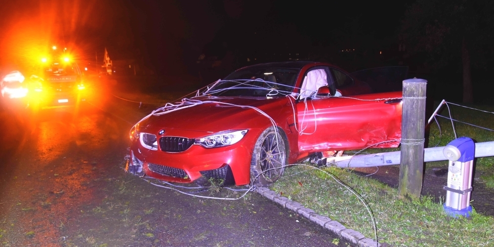 Ein fahrunfähiger 37-Jähriger ohne Führerausweis verlor bei einem Überholmanöver die Kontrolle und das Auto geriet ins Wiesland.